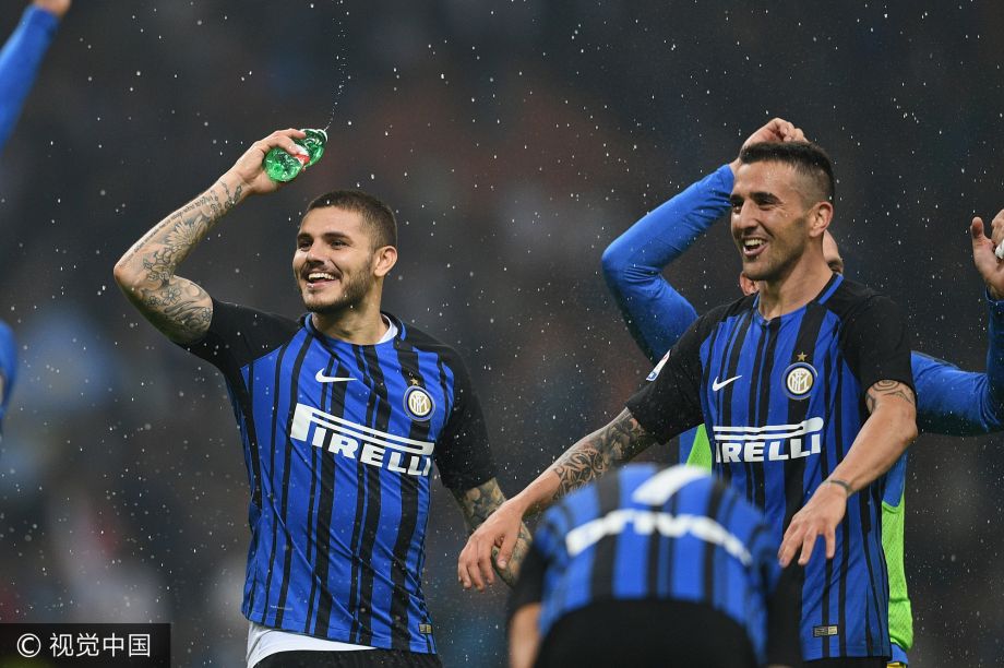 意甲:国米3-2胜米兰8轮不败 国米球员庆祝胜利