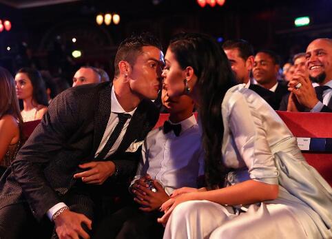 c罗蝉联足球先生现场亲吻女友乔治娜显恩爱