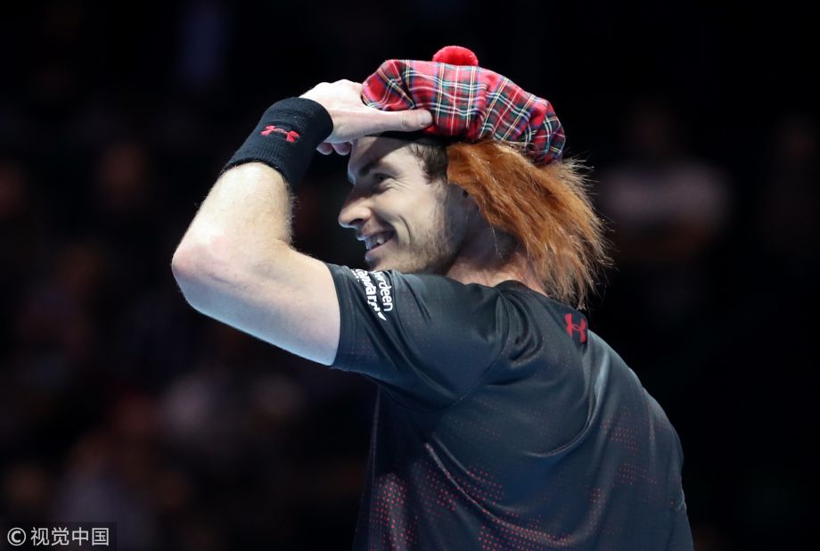 穆雷戴苏格兰毛帽出席表演赛 造型帅气逼人