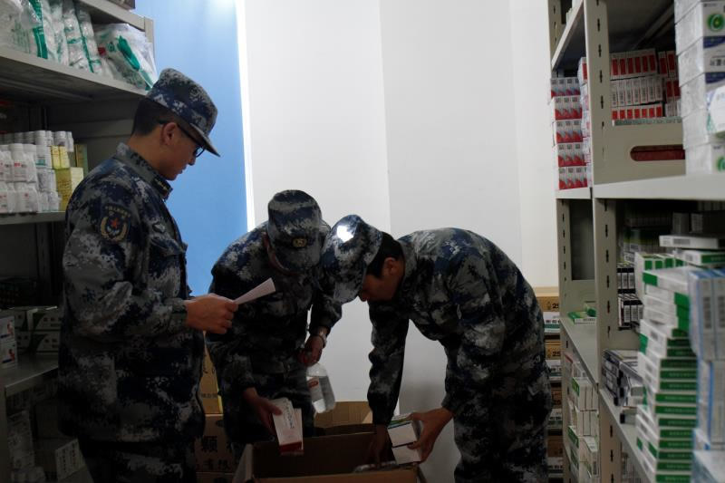 清点救灾药品,听令出动.(孙海林摄)