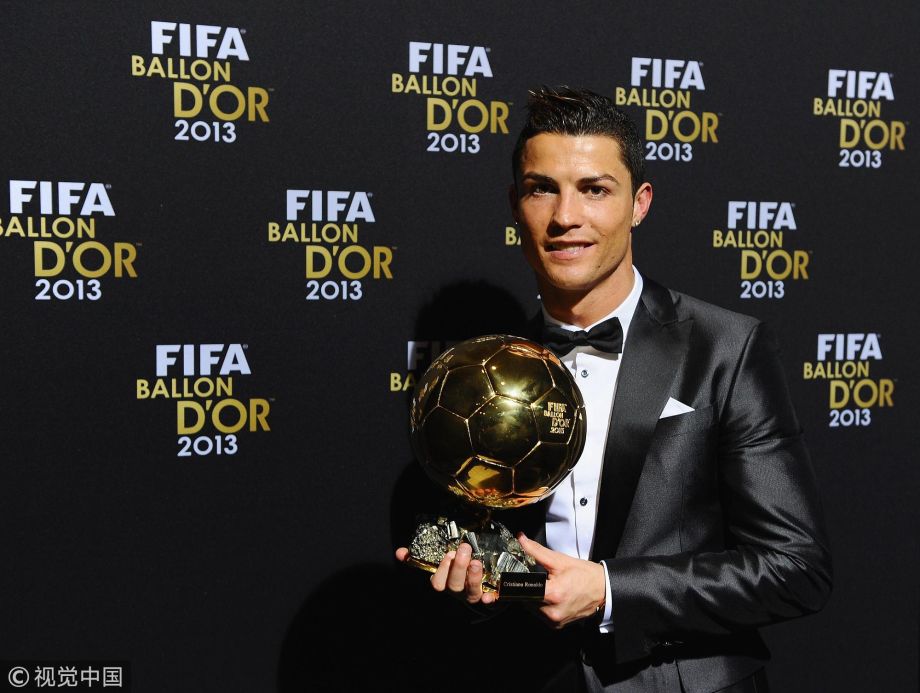 c罗五夺"金球奖"追平梅西 手捧奖杯自信满满