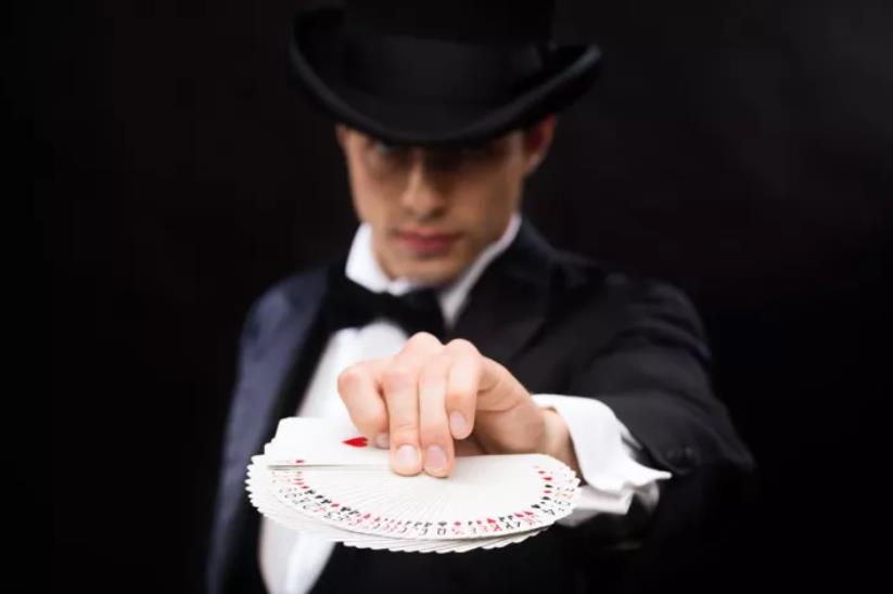 三位魔术师上开门大吉有的吞针有的偷手表