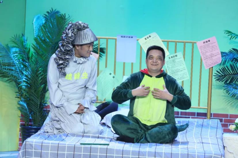 有赵世林帮助他改造外形变猛男有姜力琳传授阳刚之气还有李源教他模仿