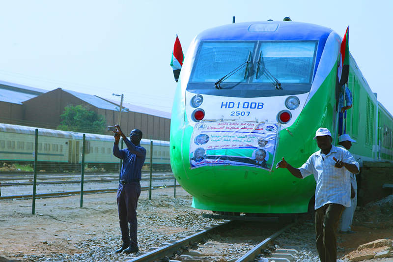 苏丹总统奥马尔·哈桑·艾哈迈德·巴希尔在首都喀土穆出席了由中车