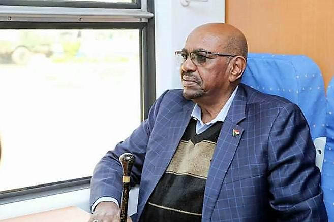 奥马尔·哈桑·艾哈迈德·巴希尔乘坐动车组前往剪彩仪式现场,他对