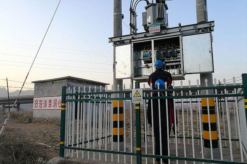 工作人员正在检查机井供电设备的运行情况.(图片由山西电力公司提供)