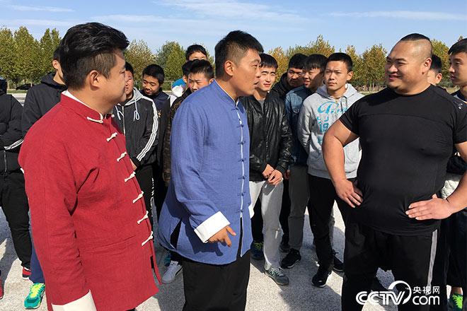 走进河南赵堡镇厉害大力士拉动重型卡车