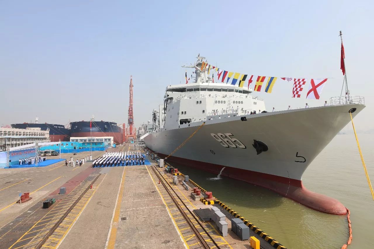 "呼伦湖"号大型综合补给舰图自军报记者红旗9b地空导弹图自中国军网