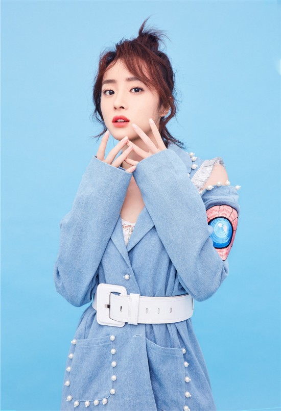 胡冰卿曝冰蓝系写真 灵动俏皮风格百变