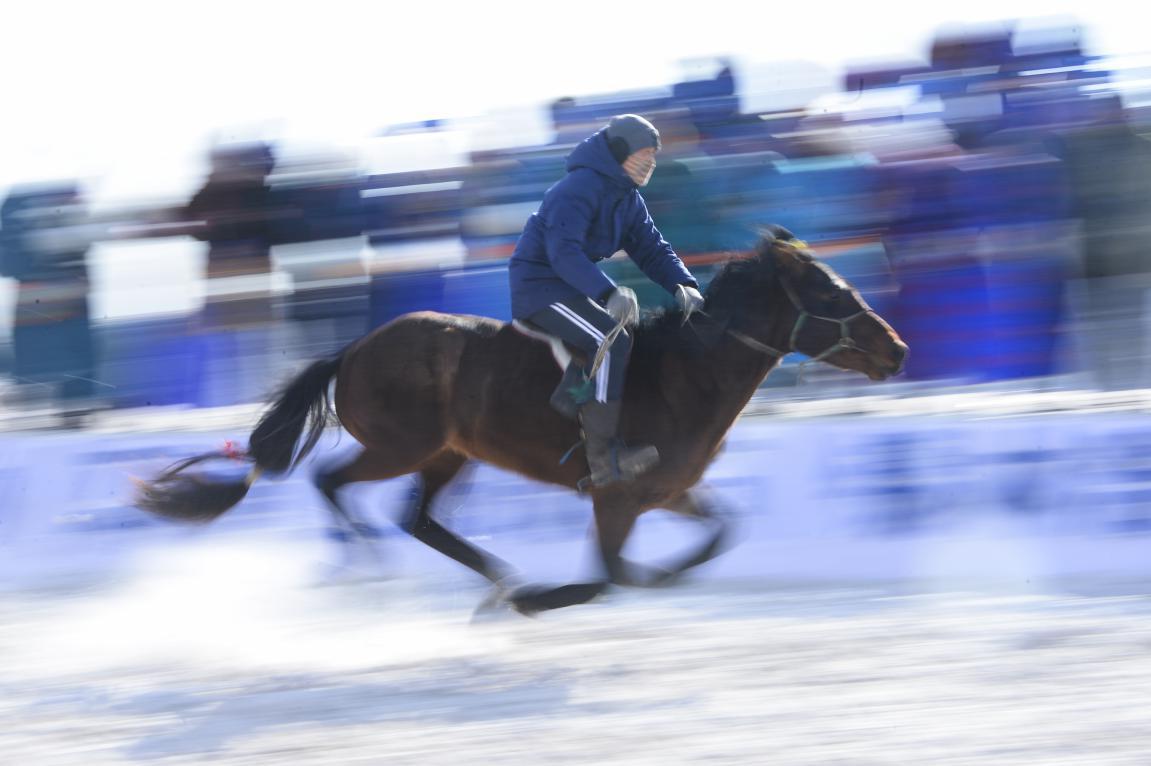 银装素裹添神韵跨马追风唱新歌