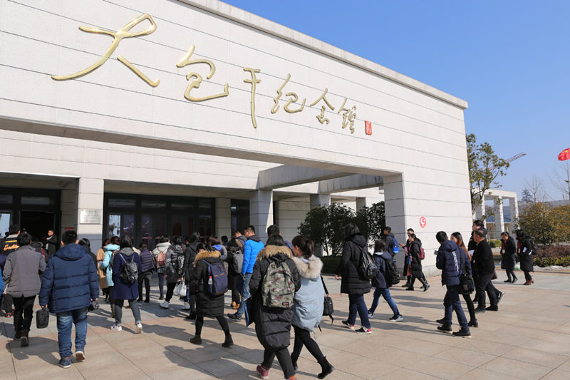 1月15日,新春走基层(安徽站)的网络媒体记者走进大包干纪念馆参观采访