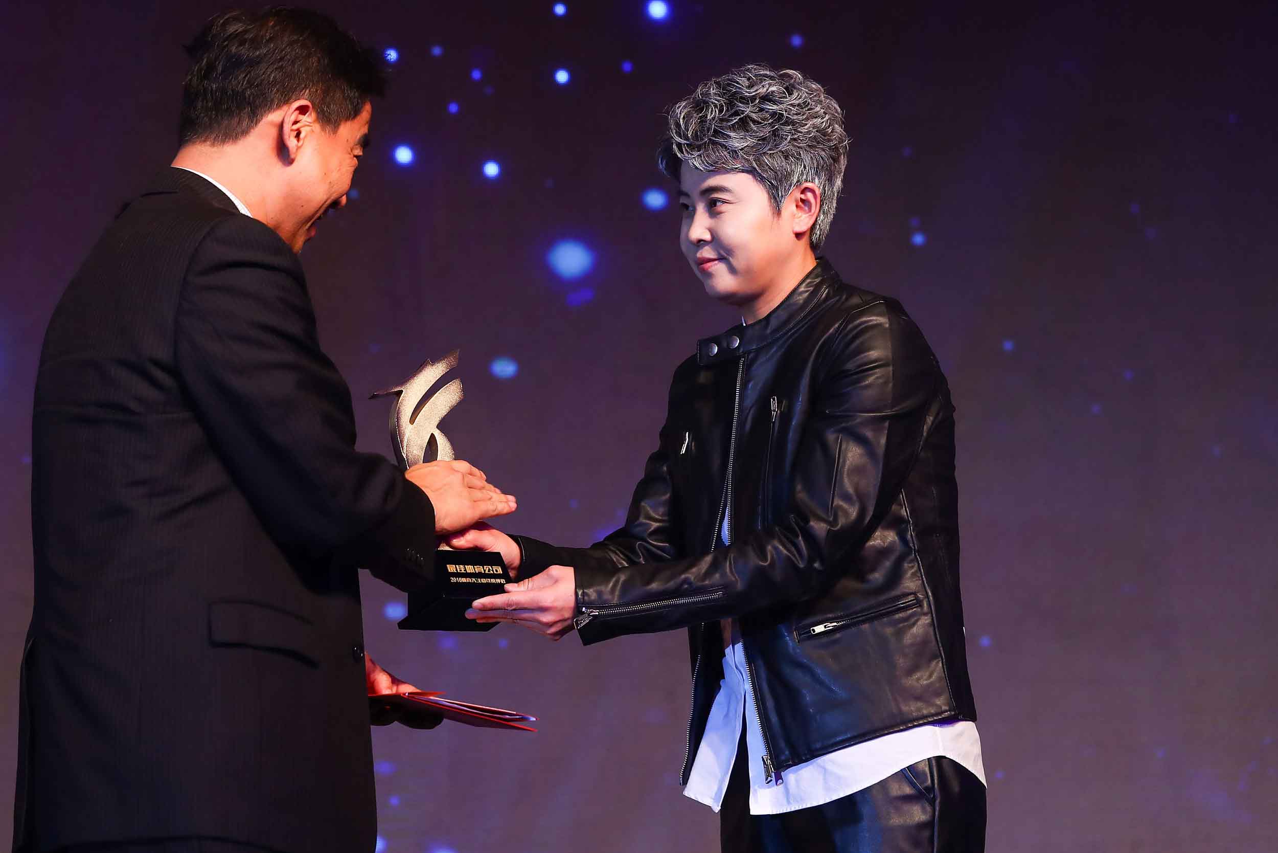 冬奥人物之王濛短道场上的霸道总裁