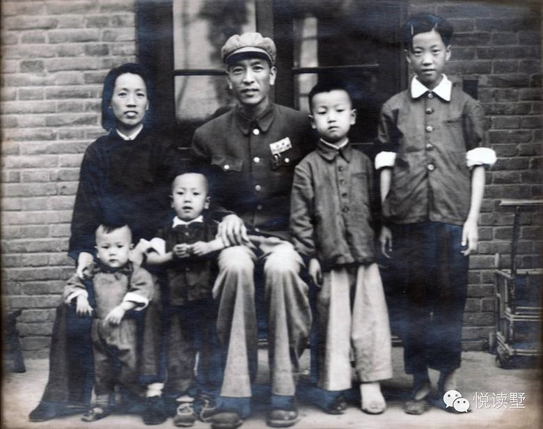 图:耿瑩与父亲耿飚图:耿瑩现场谈家风图:詹俊现场展示英超解说笔记图