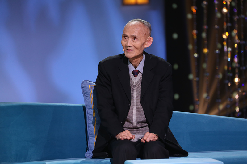 图:耿瑩留时光瓶寄语图:耿瑩全家福图:耿瑩与父亲耿飚图:耿瑩现场谈