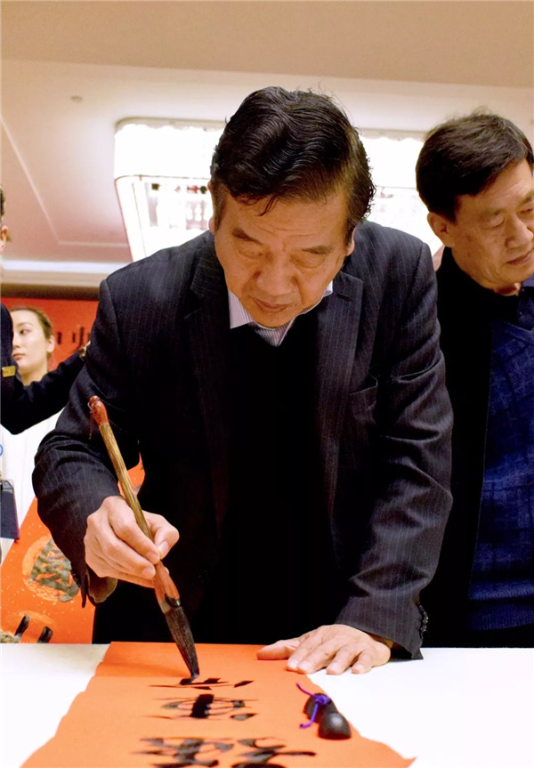 苏士澍先生现场书写覃志刚先生现场书写罗平飞先生现场书写罗美富先生