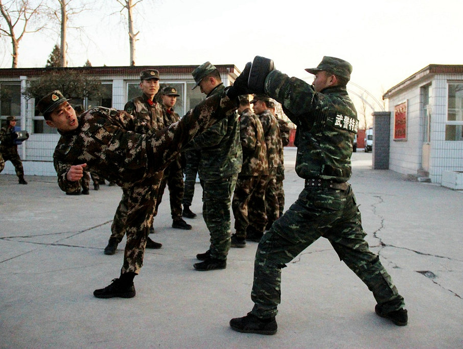 武警官兵冬季训练赤身长跑射击搏击一个都不能少