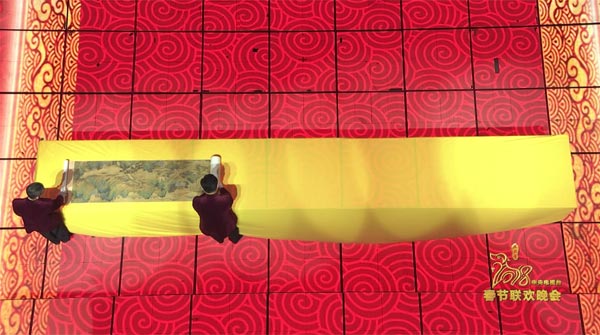 工作人员展开画卷