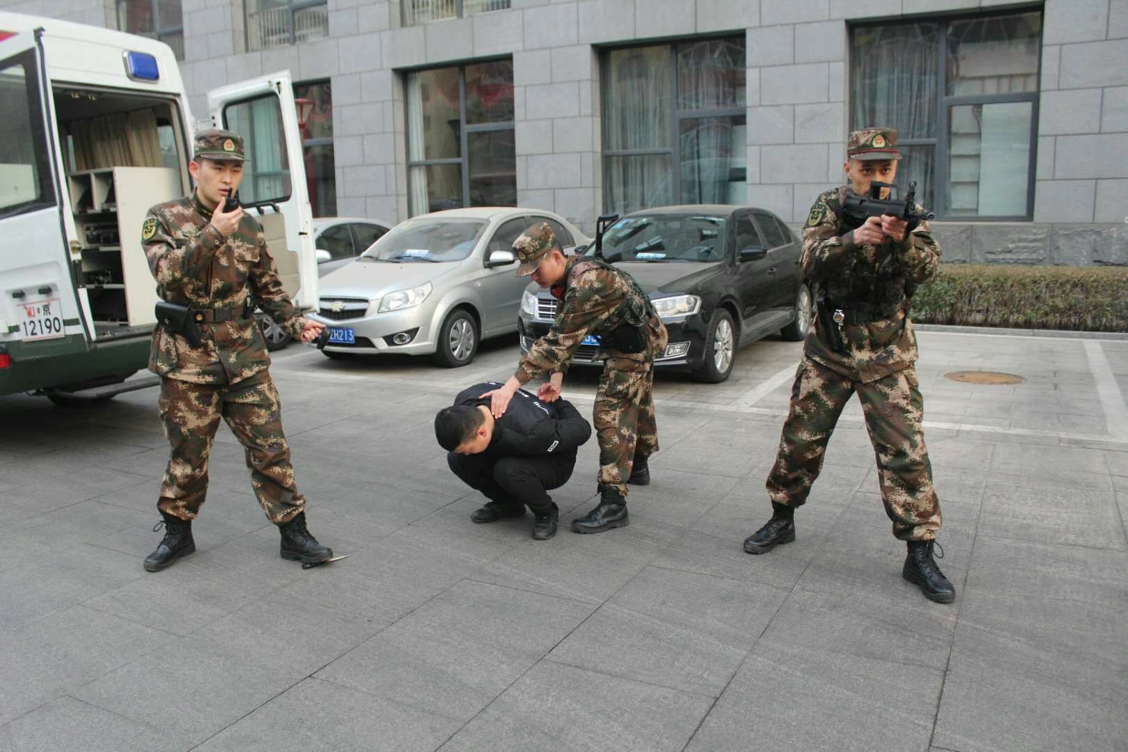 在巡逻车上绽放的青春,这是我们的芳华_军事频道_央视网(cctv.com)