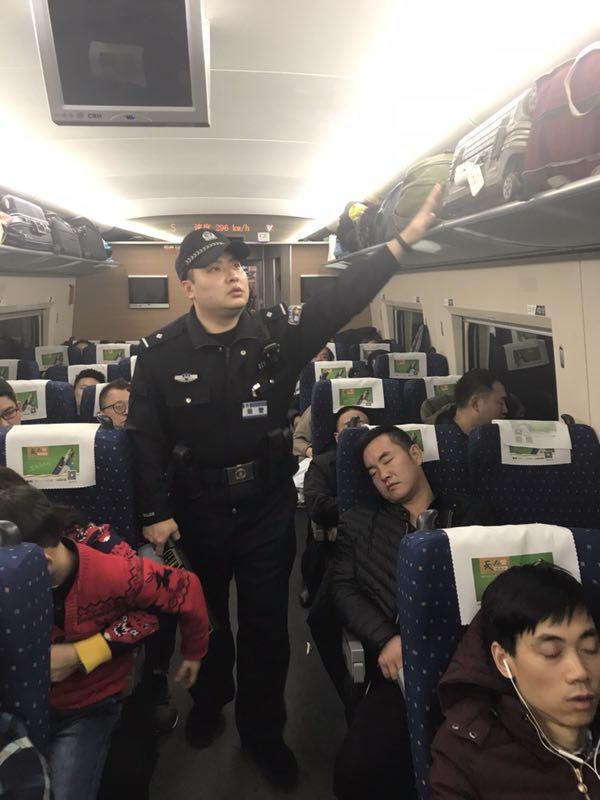 高铁夫妻 新婚时每月仅相守5天春运路上 各奔东西