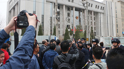 市民刘世礼告诉记者,从第一起案件起,他就一直在关注,今天特意来跟进