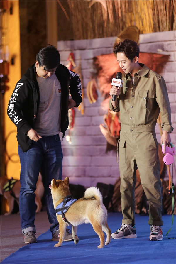 何炅与执行导演张航希逗小h经过了一段时间的录制,黄磊,何炅,刘宪华