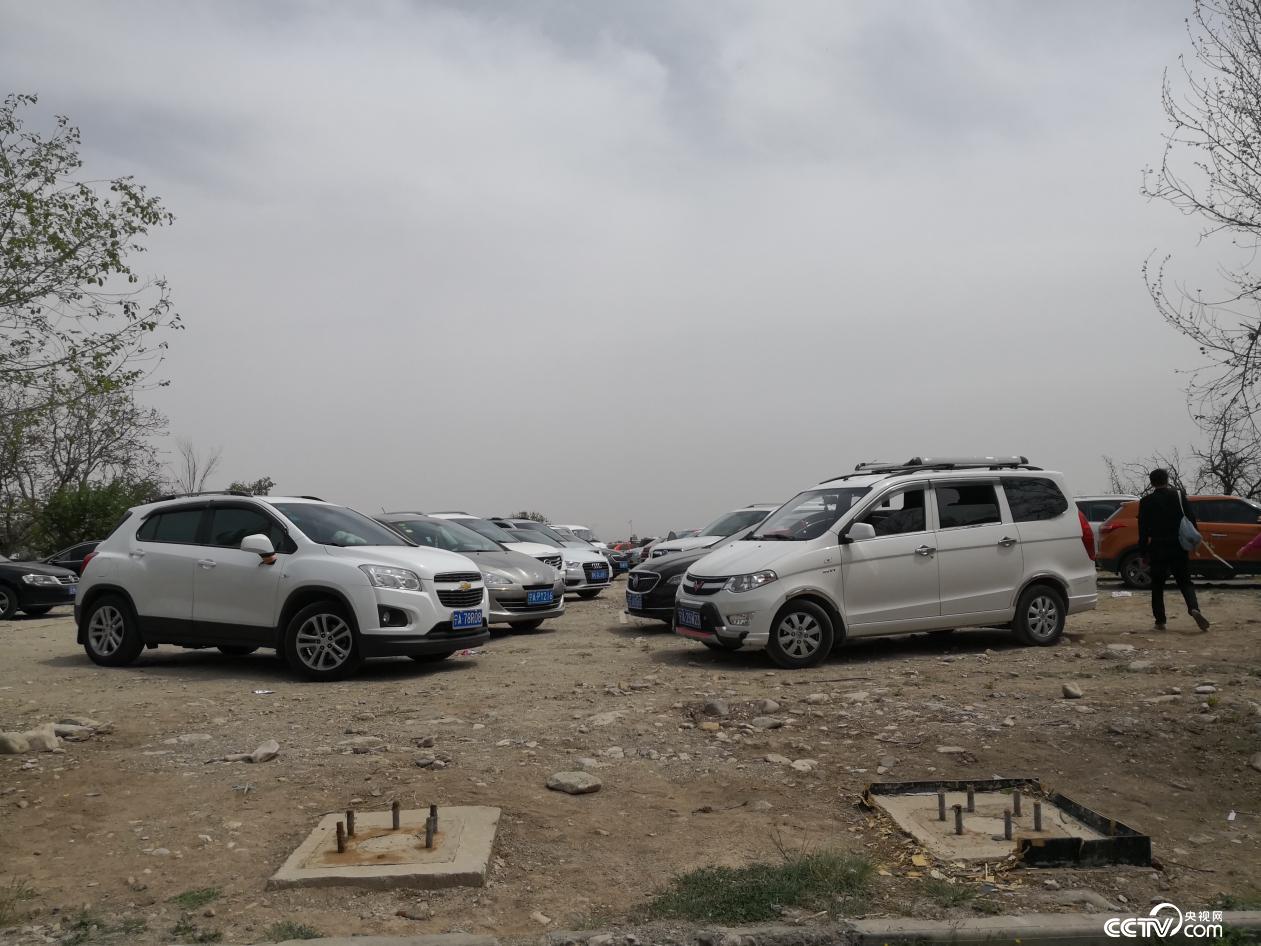 景区停车场地面砂石裸露,有突出的铁柱.