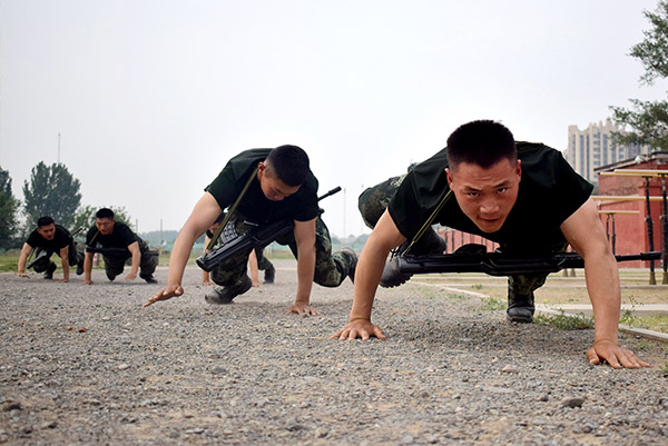 50米鳄鱼爬,武警官兵正如一条条凶猛的巨鳄,不断前进.