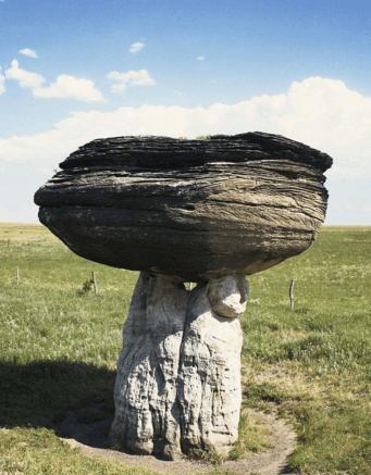 尼日尔泰内雷沙漠平衡石