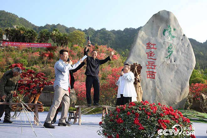 走进安徽岳西:劳动技能大比拼——劈竹篾