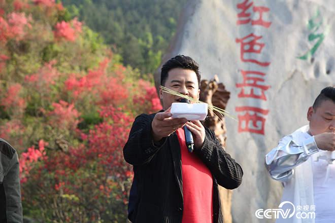 走进安徽岳西:劳动技能大比拼——劈竹篾