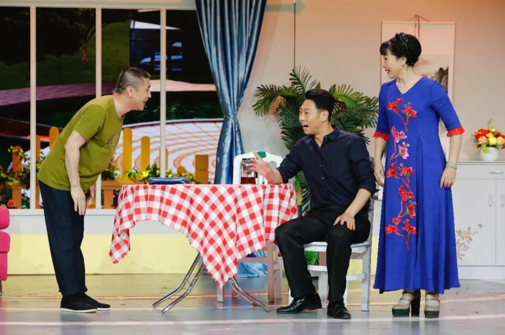 小品《裙带关系》呐,现在,娄乃鸣现在作为远近闻名的"养生达人",面对
