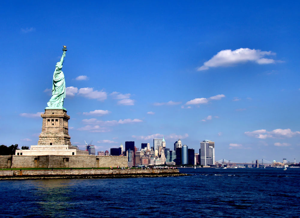 美国一抗议者不满政府移民政策攀爬自由女神像多人被捕