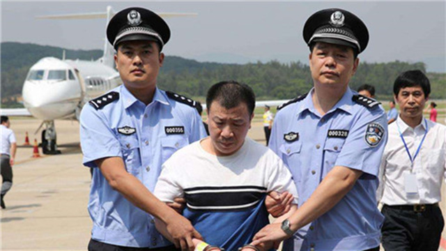 潜逃前,他凭借姐姐时任浙江省建设厅原副厅长的关系,成立了一家公司.