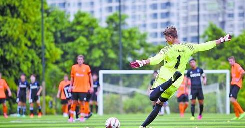 上届比赛中,欧洲门将大脚开出球门球,姿势美如画.