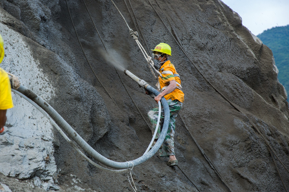 宝成铁路抢险"喷浆人":为大山披上"铠甲"