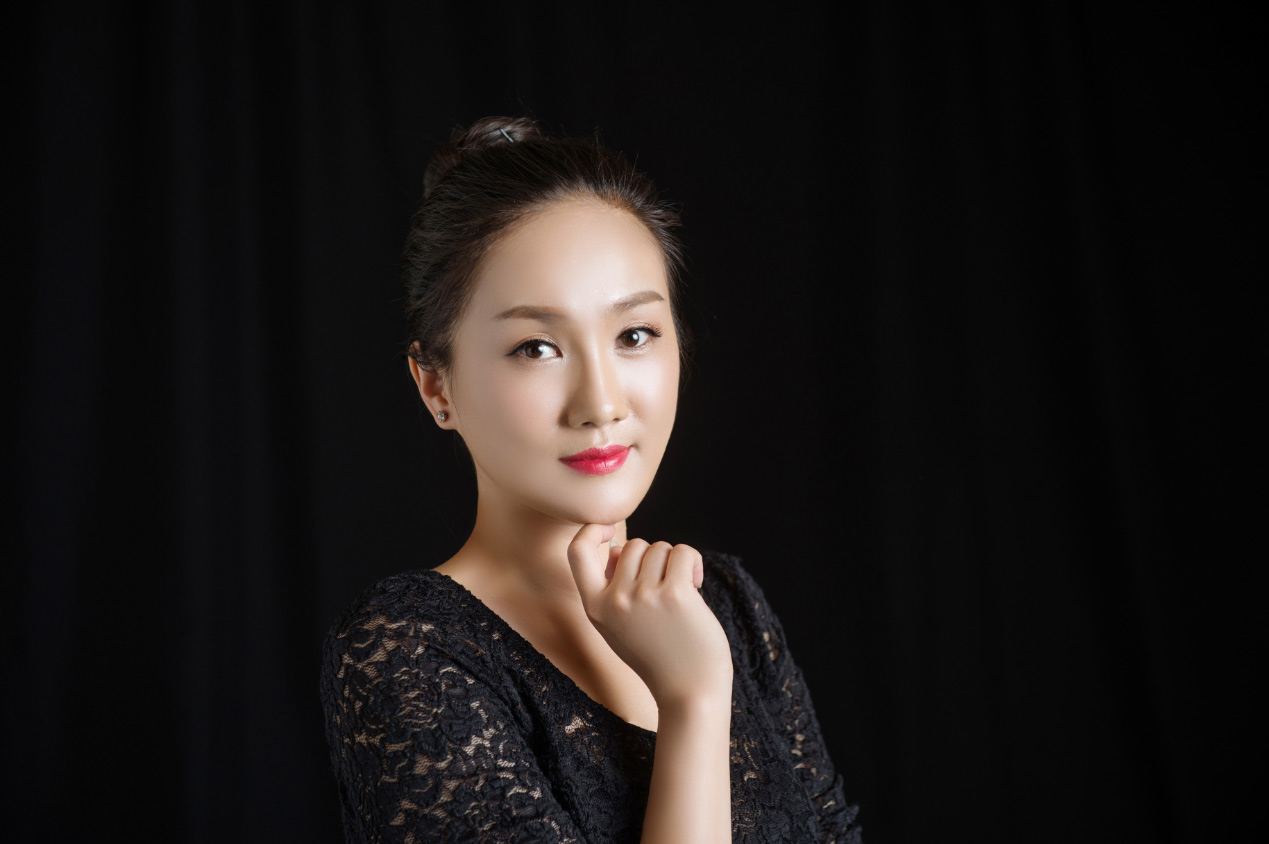 她,是来自中国评剧院的李爽.