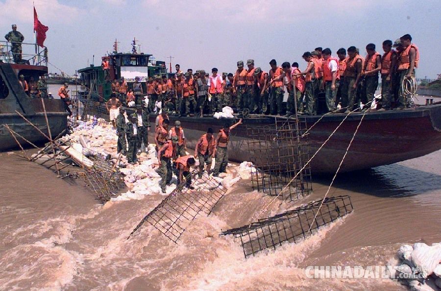 他们是舍身抢险的开路者