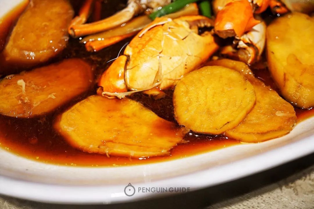 吃完蟹,你再吃吃浸满蟹汤蒸到软烂的地瓜,前所未有的鲜和甜.