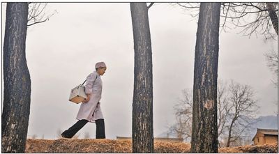 72岁何世英当了52年乡村医生图