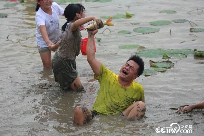 路遥捕获第一条鱼路遥泥塘扑鱼付玉龙惨遭鱼咬主持人付玉龙准备泥塘