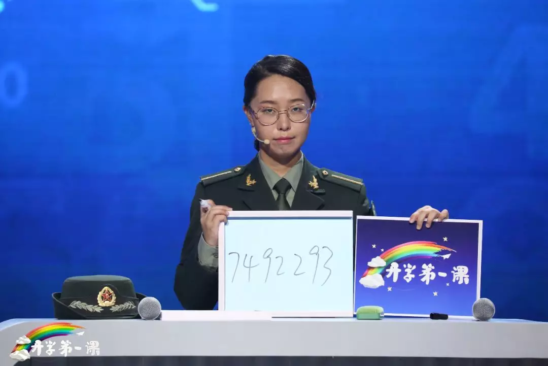 王桐晶剧照随后,俞敏洪现身舞台,以近期"高考生在工地收到北大录取