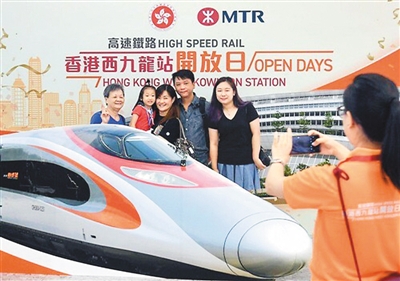 香港将迈入高铁新时代市民扫票抢搭首班车