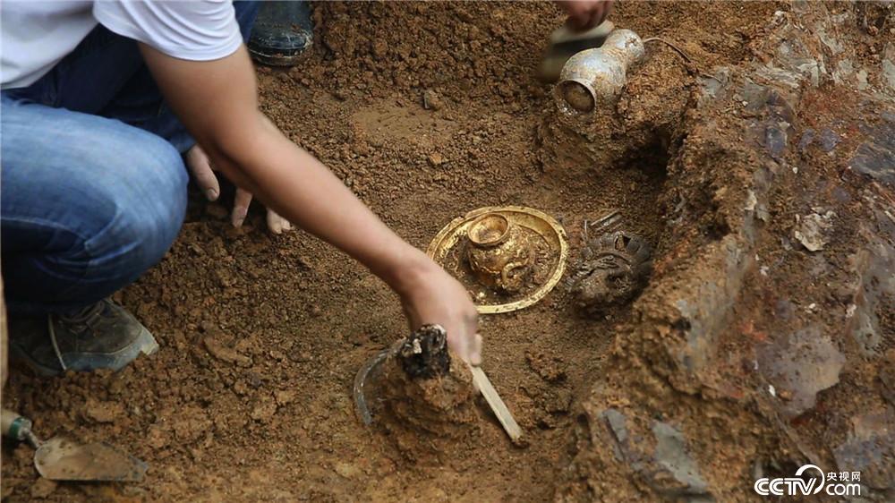 银瓶金杯发掘出土