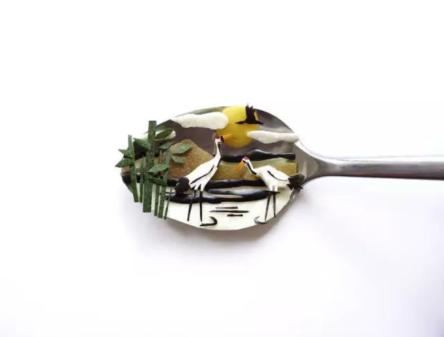 用一把汤匙作画布,虽然这已经算是日常生活中用得到的比较大的勺子了