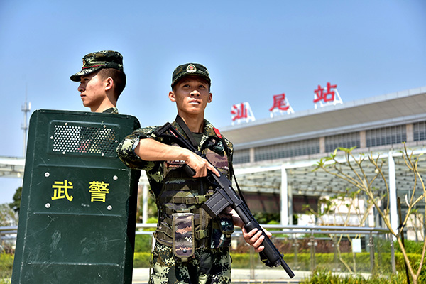 国庆假日武警广东省总队汕尾支队官兵联勤武装巡逻展示红海卫士良好
