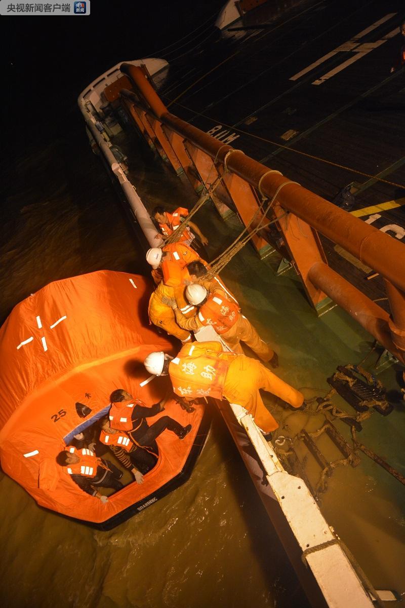 风浪导致货船进水东海救助局救助11名遇险船员