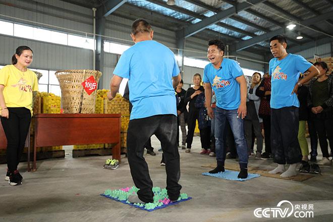 付玉龙挑战指压板上跳远!