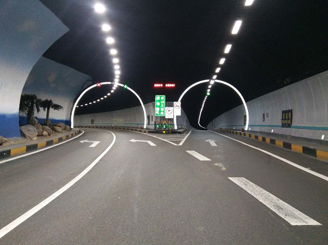 厦门部分隧道增加反光隧道轮廓带 降低安全风险