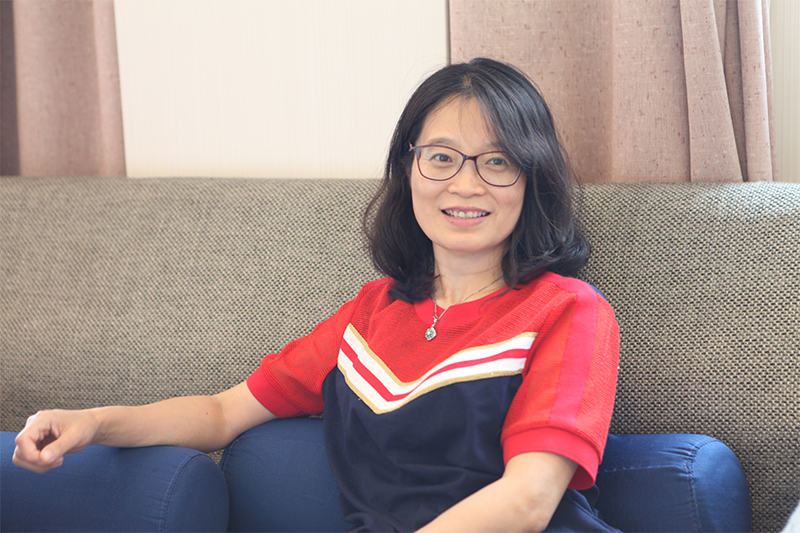 王淑芳在节目彩排间隙接受共产党员网《同学》工作室记者采访