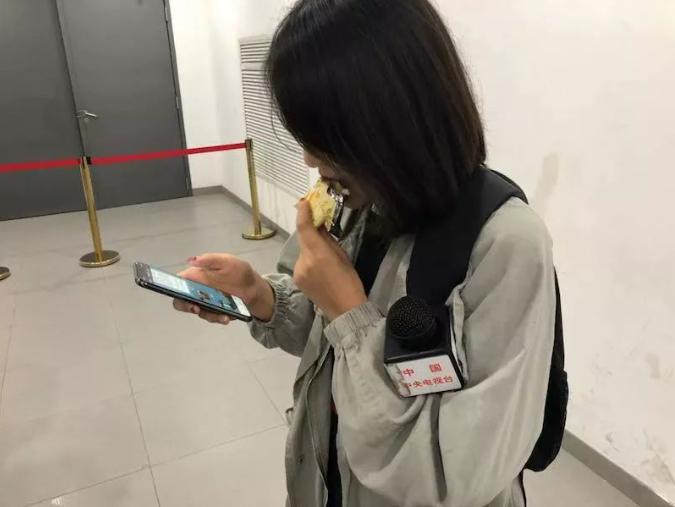 总台的进博会时间记者孙艳我在现场